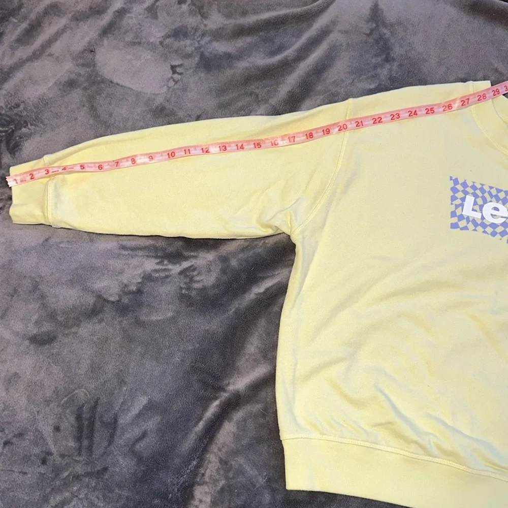 Levi’s Crewneck - Picture 8 of 9